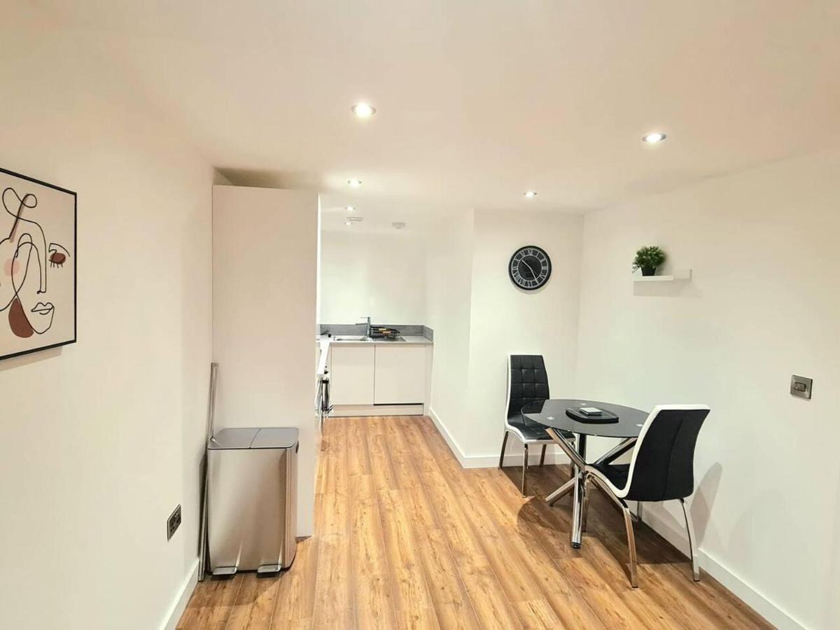 1-Bedroom Aprt In Salford- Freeparking- Sleeps3 Manchester Extérieur photo